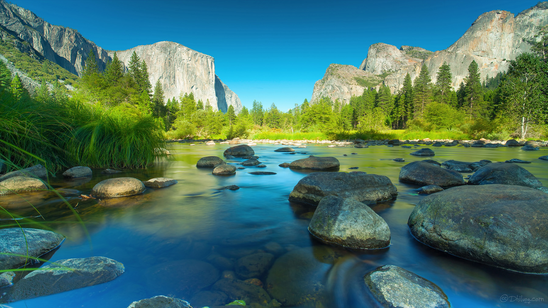 Yosemite Classic - The classic view of the El Capitan and the Merced river in the Yosemite National Park.